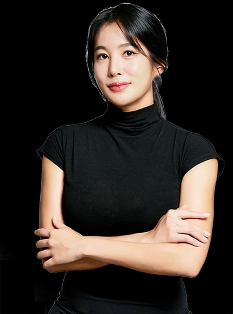 팔짱을 끼고 정면을 보는 대표원장