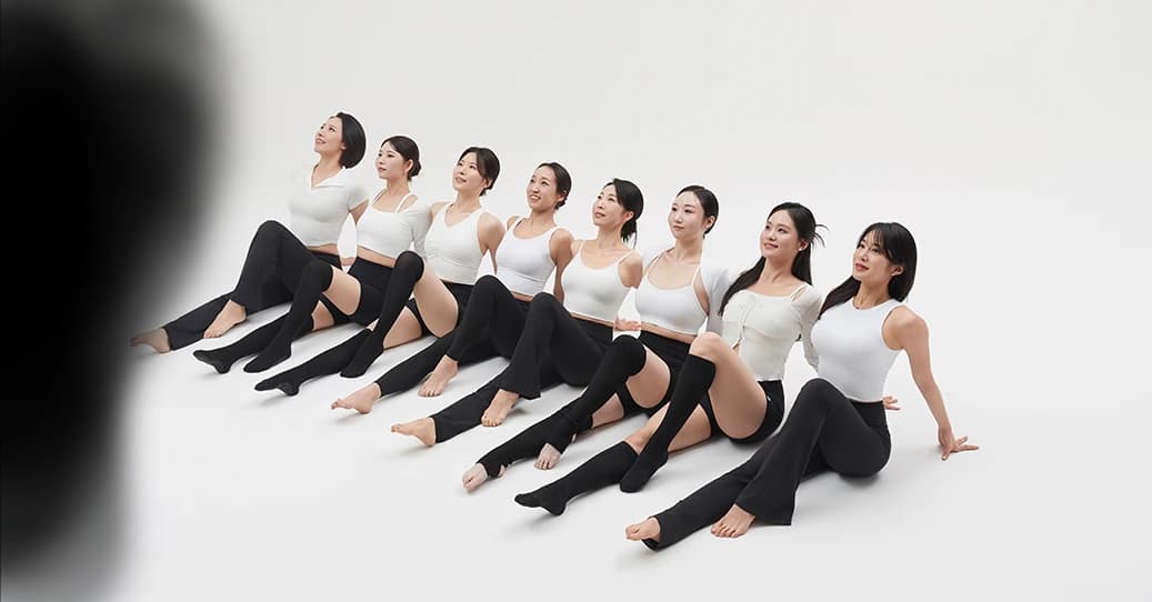 필라테스 기구 위에서 나란히 앉은 수강생들